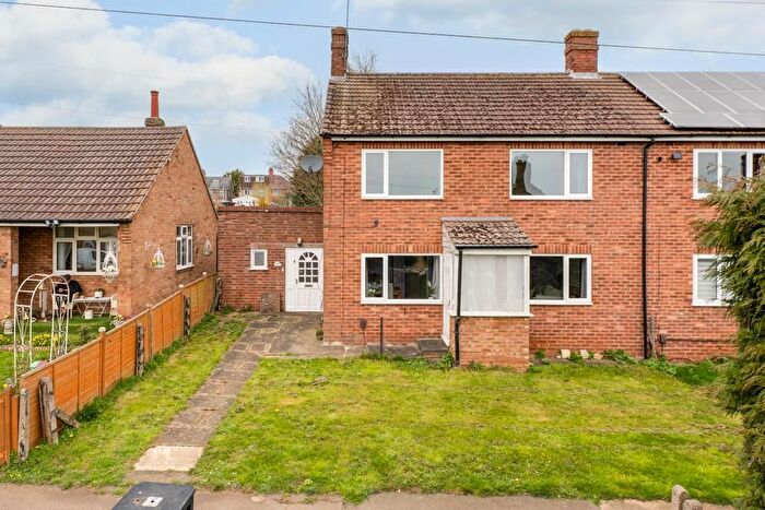 3 Bedroom Semi Detached House For Sale In Elizabeth Road, Rothwell, NN14