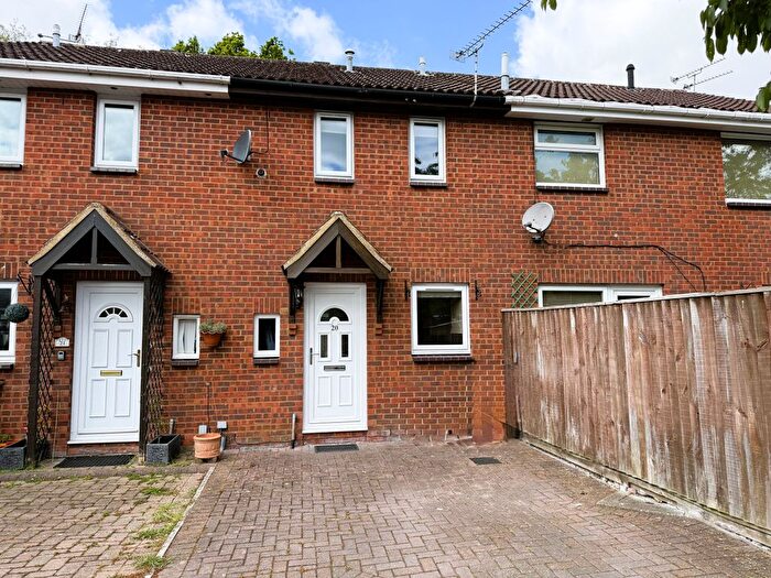 2 Bedroom Terraced House For Sale In Lapwing Close, Covingham, Swindon, SN3