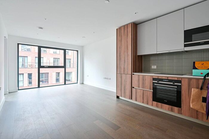 1 Bedroom Flat To Rent In Belfield Mansions, Elephant And Castle, London, SE17