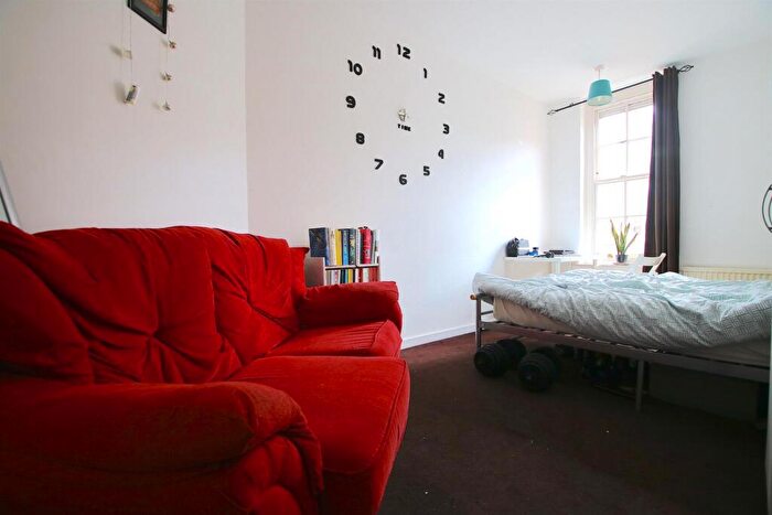 2 Bedroom Flat To Rent In Boundary Street, London, E2