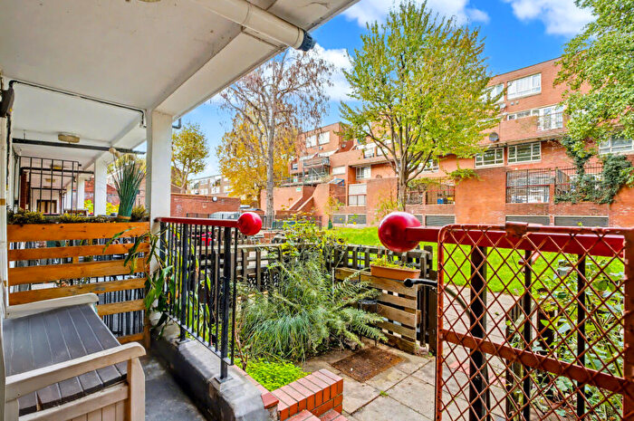 2 Bedroom Maisonette For Sale In Sutterton Street, Islington, N7
