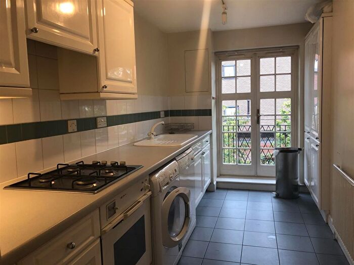 2 Bedroom Flat To Rent In Watford Way, London, NW4