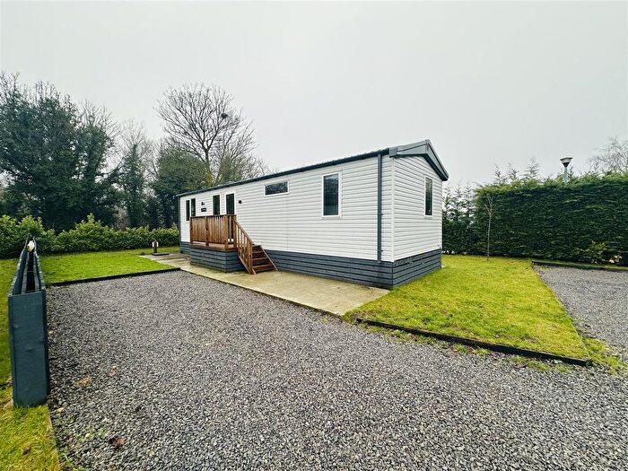 2 Bedroom Mobile/park Home For Sale In Feoffee Lane, Barmby Moor, YO42