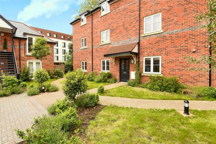 2 Bedroom Maisonette To Rent In Townside Court, Crown Place, Reading, Berkshire, RG1