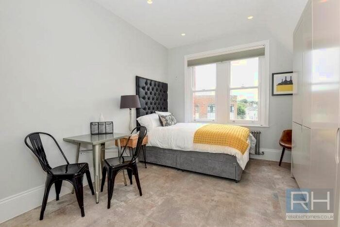 Studio To Rent In Weston Park, London, N8