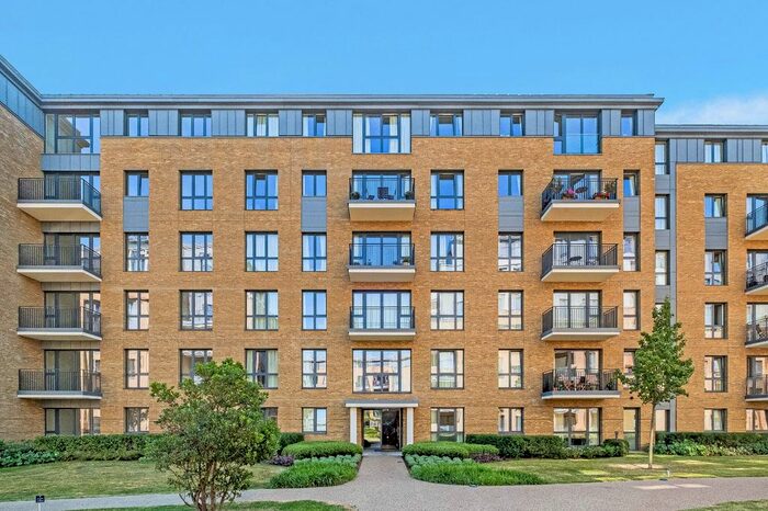 2 Bedroom Flat To Rent In Pinewood Gardens, Teddington, Middlesex, TW11
