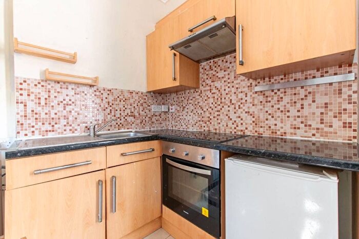 1 Bedroom Flat To Rent In Yew Grove, Cricklewood, London, NW2