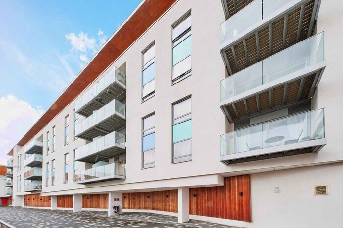 2 Bedroom Flat To Rent In Streatham High Road, London SW16