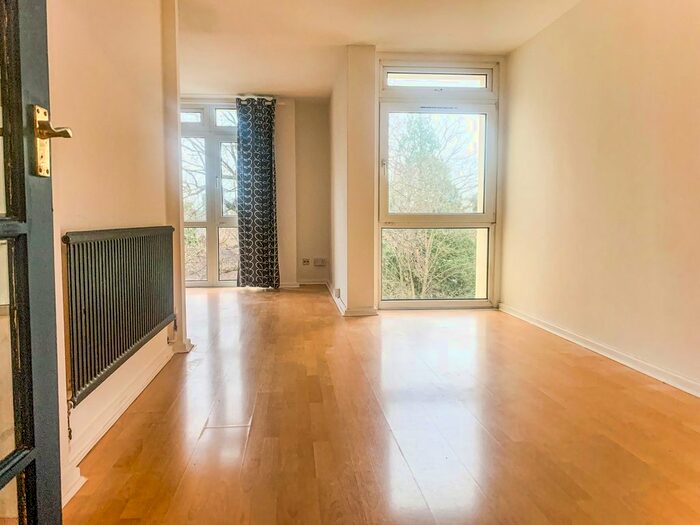 2 Bedroom Flat To Rent In Manor Court, Weybridge, KT13