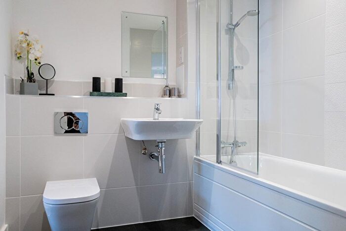 1 Bedroom Maisonette To Rent In Turnpike Lane, RH12