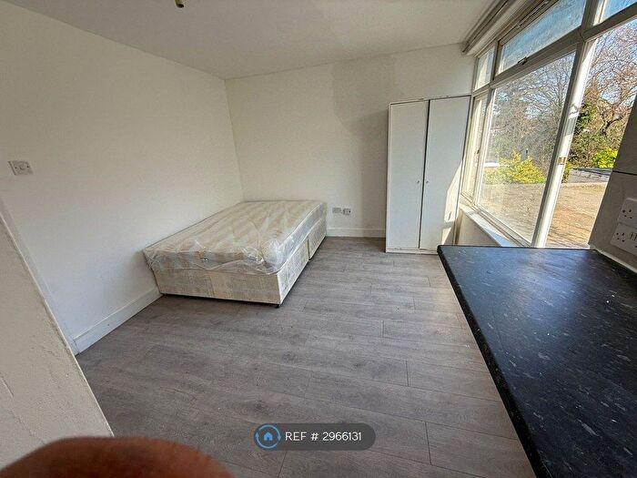 Studio To Rent In Swan Rd, Southall, UB1