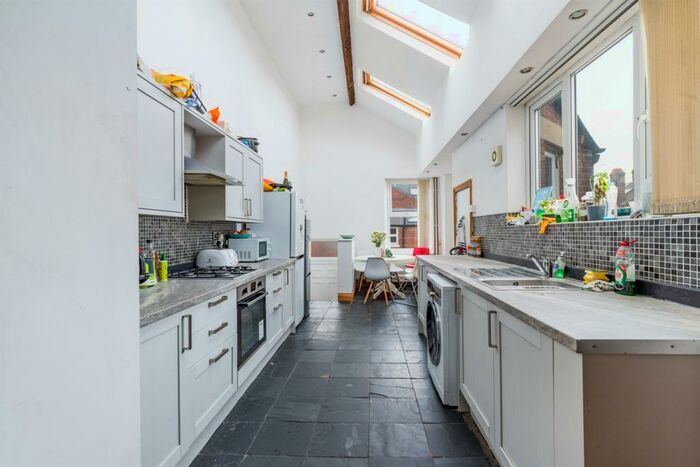 6 Bedroom Property To Rent In Myrtle Grove, Newcastle Upon Tyne, NE2