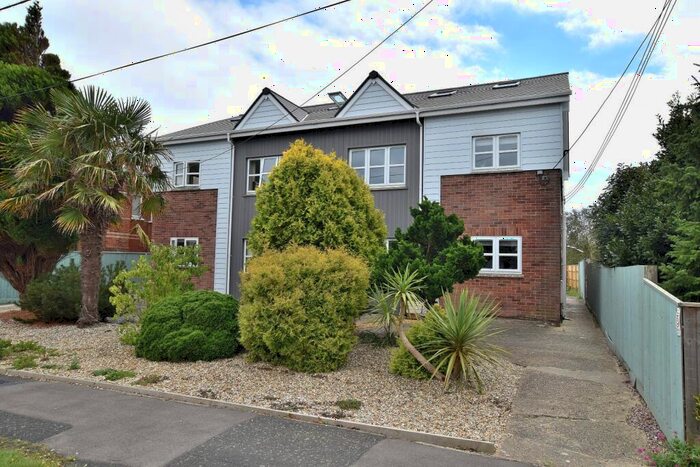 2 Bedroom Flat To Rent In Southern Lane, Barton On Sea., BH25