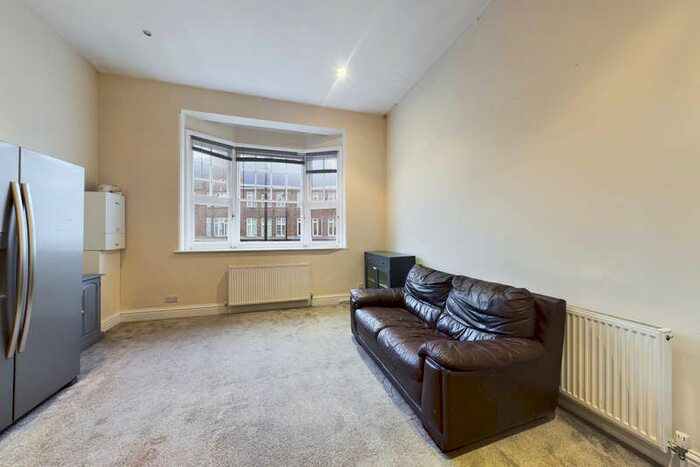 3 Bedroom Flat To Rent In East Grinstead, West Sussex, RH19