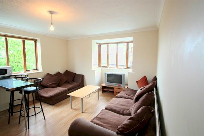 3 Bedroom Flat To Rent In Birchwood Close, Morden, SM4