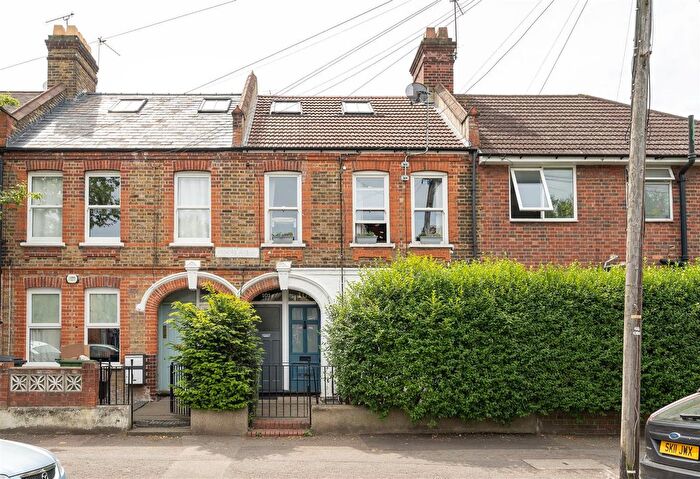 3 Bedroom Maisonette For Sale In Winns Avenue, Walthamstow, E17