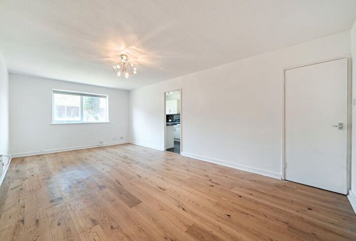 2 Bedroom Flat For Sale In Benhill Road, Sutton, SM1