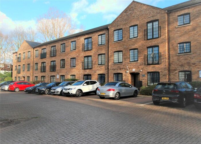 2 Bedroom Flat To Rent In London Road, Mitcham, Surrey, CR4