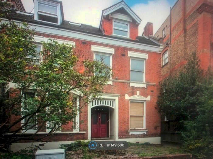 1 Bedroom Flat To Rent In Claremont Gardens, Surbiton, KT6