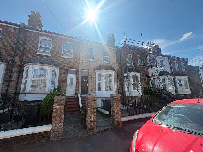 3 Bedroom Maisonette To Rent In Clifton Gardens, Margate, CT9