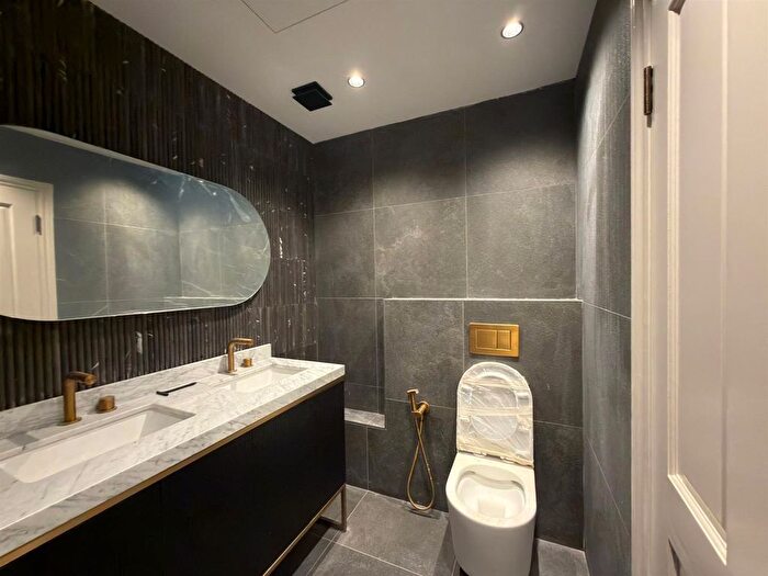 3 Bedroom Flat To Rent In Cliveden Place, London, SW1W