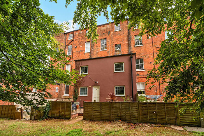 2 Bedroom Maisonette For Sale In Castle Hill, Reading, Berkshire, RG1