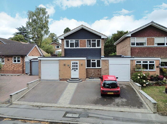 3 Bedroom Link Detached House For Sale In Mereside Way, Solihull, B92
