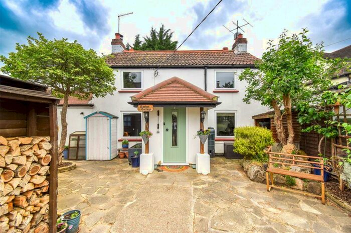 4 Bedroom Detached House For Sale In Rolls Lane, Holyport, Maidenhead, Berkshire, SL6