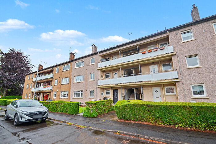 3 Bedroom Flat To Rent In / Paisley Road West, Cardonald, Glasgow, G52