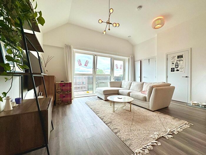 3 Bedroom Flat To Rent In Castle Street, East Ham, London, E13