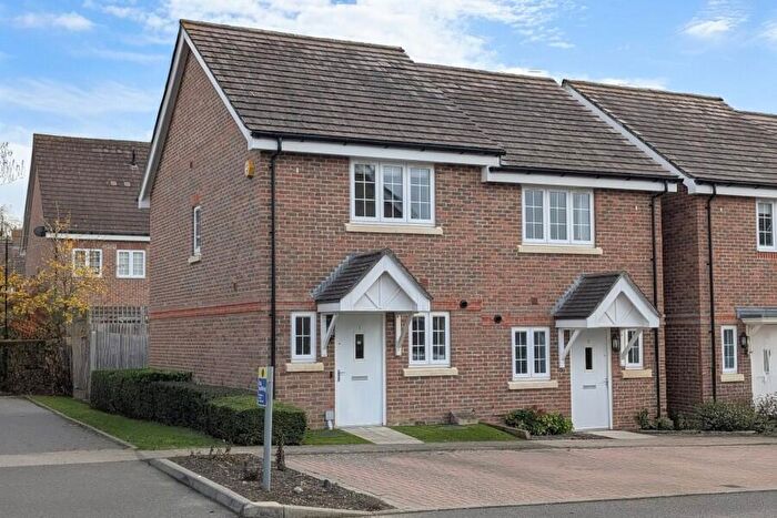 2 Bedroom End Of Terrace House To Rent In Woking, Surrey, GU21