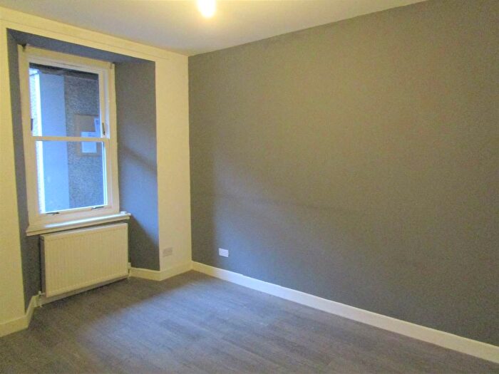 3 Bedroom Flat To Rent In Lyon Street, Dundee, DD4