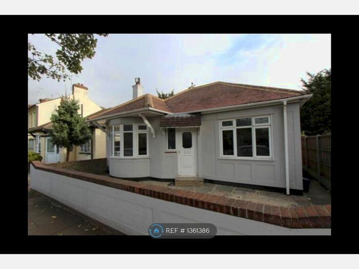 3 Bedroom Bungalow To Rent In Tunbridge Road, Southend-On-Sea, SS2
