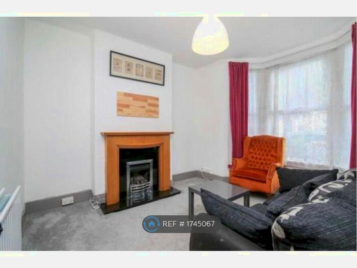 2 Bedroom Flat To Rent In Shakespeare Crescent, London, E12