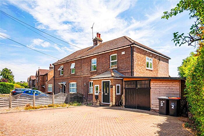 3 Bedroom Semi-Detached House For Sale In Dunstable Road, Totternhoe, Central Bedfordshire, LU6