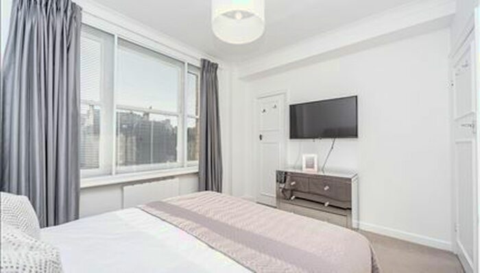 2 Bedroom Flat To Rent In Hill Street, London, W1J