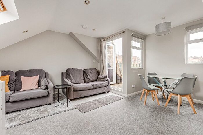 3 Bedroom Flat To Rent In Broomwood Chambers, Broomwood Road, SW11