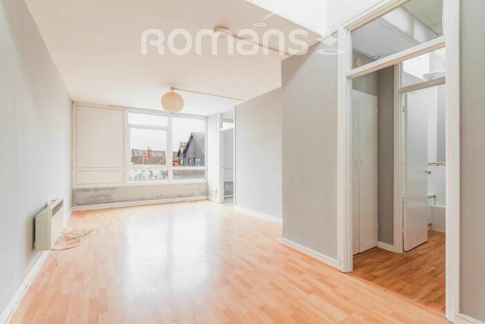 2 Bedroom Flat To Rent In Peach Street, Wokingham, RG40