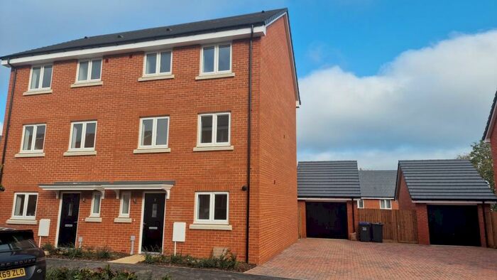 4 Bedroom Semi-Detached House To Rent In Perkins Way, Welwyn Garden City, AL7