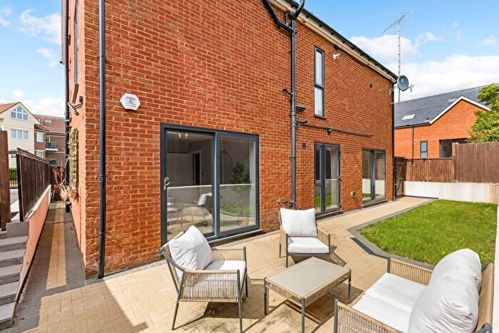 2 Bedroom Flat To Rent In Catsey Lane, Bushey, WD23