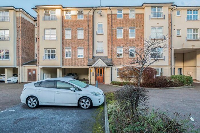 2 Bedroom Flat To Rent In Flat Sandringham Court, Skerne Walk, Kingston Upon Thames, KT2