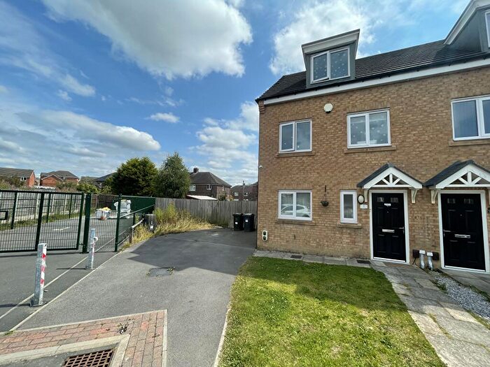 3 Bedroom House To Rent In Busk Ing Close, Bradford, BD6