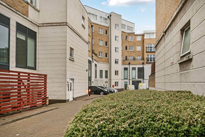 2 Bedroom Flat To Rent In Candle Street, Tower Hamlets, London, E1