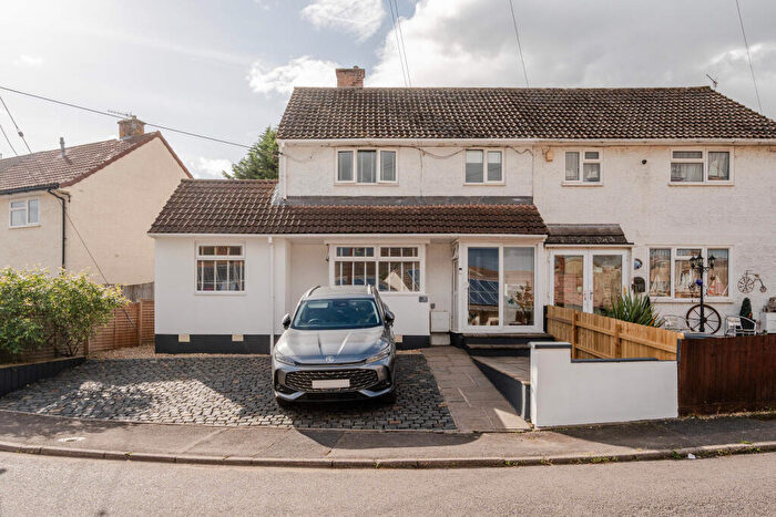 3 Bedroom Semi-Detached House For Sale In Mariners Way, Pill, BS20