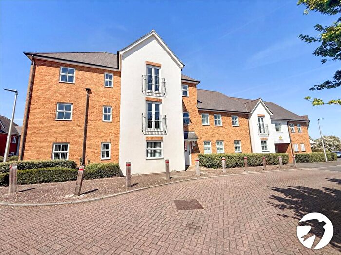 2 Bedroom Flat To Rent In Conqueror Drive, Gillingham, Kent, ME7