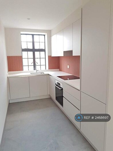 3 Bedroom Flat To Rent In Kember Street, London, N1