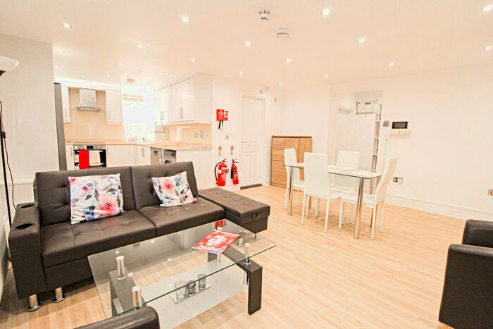 2 Bedroom Flat To Rent In Park Road, Kingston Upon Thames KT2