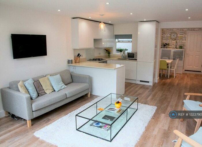 2 Bedroom Flat To Rent In Cleveland Gardens, London, SW13