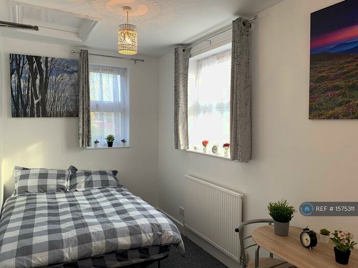 2 Bedroom Flat To Rent In The Ridgeway, Enfield, EN2