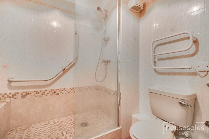 1 Bedroom Flat For Sale In Potters Court Darkes Lane, Potters Bar, EN6